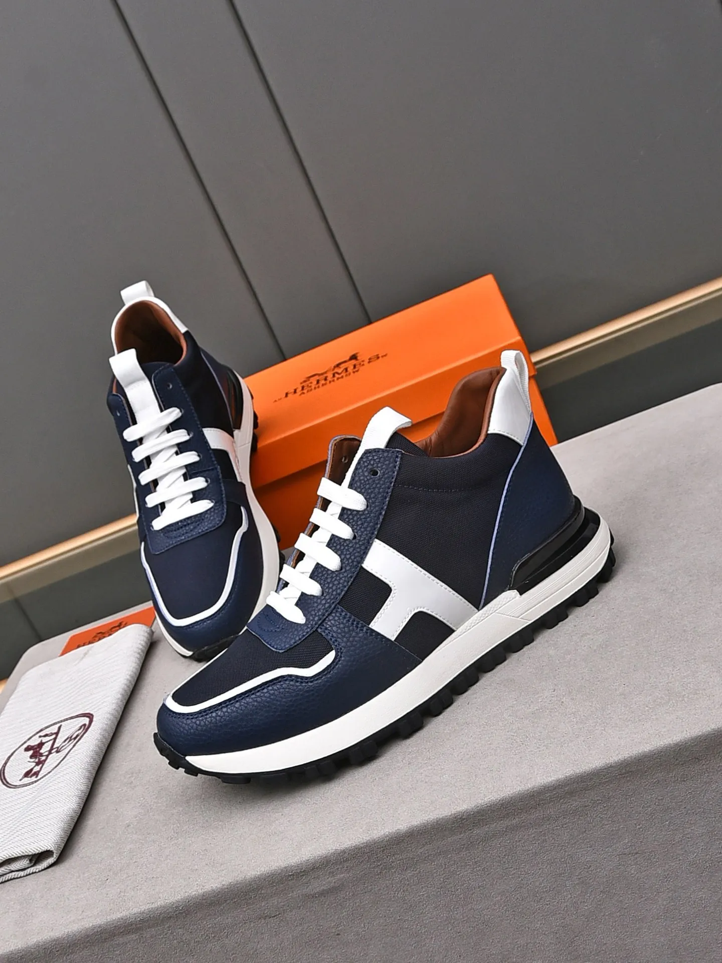 📛📛📛PPP480 (Hermes high-top)🆕Men's color-blocked sneakers, decorated with textured calfskin details. Spliced ​​with original cowhide, this shoe draws inspiration from the equestrian world, integrating technical details and practical functions. Breathable sheep lining, rubber wear-resistant outsole, high-end quality, every detail is perfectly combined! Size: 38-44 (45 can be customized)